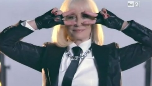 RAFFAELLA CARRA’ DA GILETTI E PELU’ A QUELLI CHE LANCIANO THE VOICE. PAOLA PEREGO & FIGLIA DALLA CUCCARINI