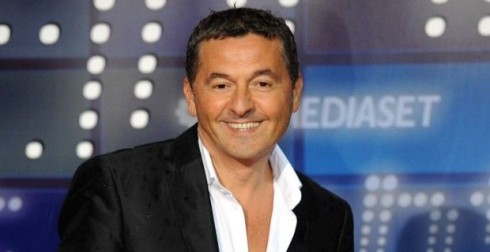 BOOM! TEO MAMMUCARI AL TIMONE DI STASERA MI TUFFO. BONOLIS, LAURENTI E CAGNOTTO IN GIURIA