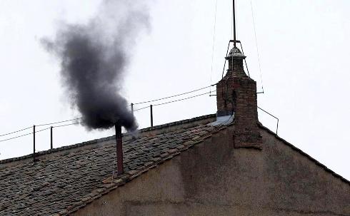 CONCLAVE IN DIRETTA: ANCORA FUMATA E’ NERA. ALLE 16.30 I CARDINALI TORNANO A VOTARE