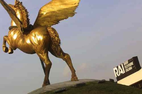 ASCOLTI GENERALISTE FEBBRAIO 2013: RAI1 SURCLASSA CANALE 5 IN TUTTE LE FASCE MA NON IN PRESERALE GRAZIE AD AVANTI UN ALTRO