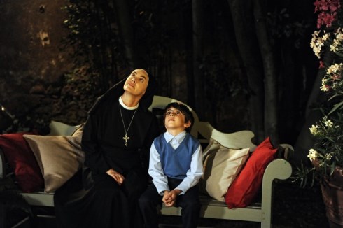 ASCOLTI TV DI GIOVEDI 4 APRILE 2013: SUOR ANGELA CHIUDE COL BOTTO. OLTRE 7,5 MLN E IL 26% PER CHE DIO CI AIUTI. THE VOICE TIENE AL 14% E BATTE ALDO, GIOVANNI E GIACOMO (11%)