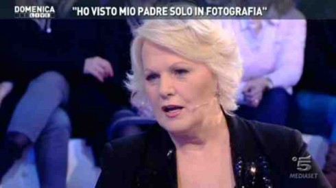 FERMI TUTTI! KATIA RICCIARELLI DA’ FORFAIT A DOMENICA (A)LIVE
