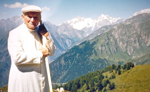 ERA SANTO, ERA UOMO: L’AMORE DI PAPA WOJTYLA PER LA MONTAGNA IN UNA MINISERIE RAI