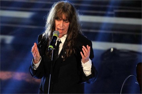 THE VOICE: PATTI SMITH OSPITE DEL PRIMO LIVE. SI TRATTA CON ANTONACCI. I 4 COACH PRONTI A ESIBIRSI