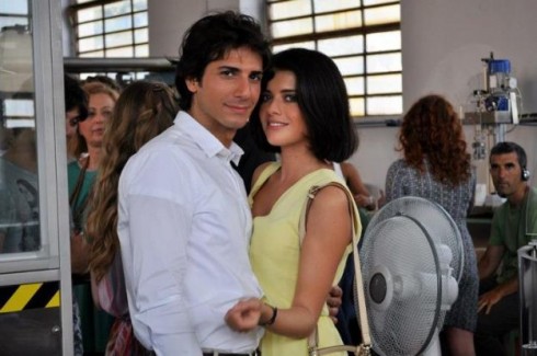 ASCOLTI TV DI MARTEDI 7 MAGGIO 2013: ROSSO SAN VALENTINO CRESCE A 5,8 MLN (21.29%). SEMPRE MALE BENVENUTI A TAVOLA (11.88%)