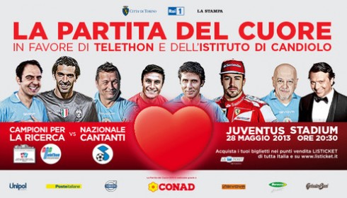 DMLIVE24: 28 MAGGIO 2013. SUPER PAPERISSIMA ALLA DOMENICA, IL CALCIO D’INIZIO DELLA PARTITA DEL CUORE A DE GREGORI, FLASHMOB IN VIALE MAZZINI PER TECHETECHETE’