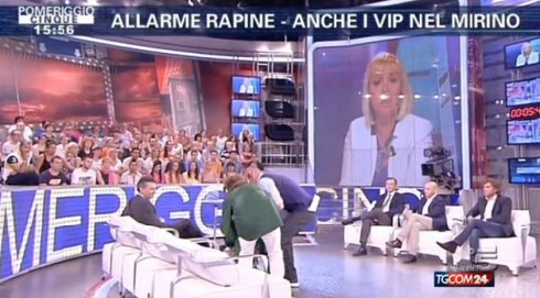 ANA LAURA RIBAS SVIENE IN DIRETTA A POMERIGGIO CINQUE