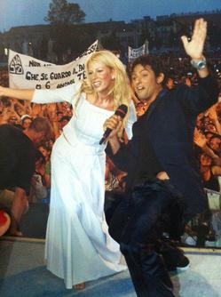 ALESSIA MARCUZZI: COL NUOVO SHOW MUSICALE DI CANALE 5 TORNO AL MIO PRIMO AMORE, LA PIAZZA. I BIG GIUDICHERANNO I GIOVANI