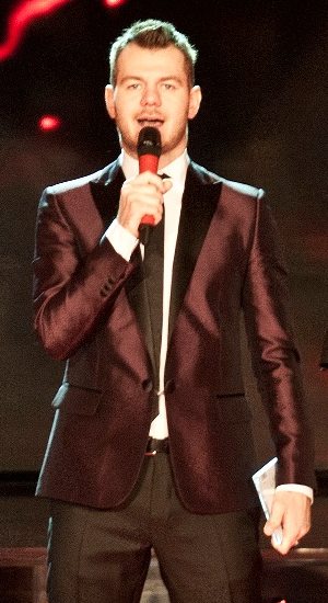 BOOM! ALESSANDRO CATTELAN TESTA ‘IL SETTIMO ELEMENTO’ PER IL PRESERALE DI CANALE 5