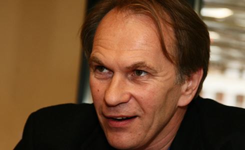 FUMATA BIANCA! ALEXEI GUSKOV SARA’ IL NUOVO PAPA WOJTYLA IN TV