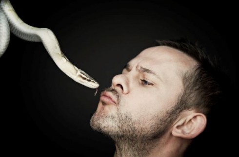 IL SIGNORE DEGLI INSETTI: L’INDIMENTICATO CHARLIE DI LOST DA STASERA SU DMAX