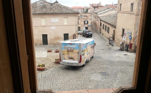 IL VIAGGIO, UN NONLUOGO FUORI DAL MONDO RACCONTATO DA PIPPO BAUDO