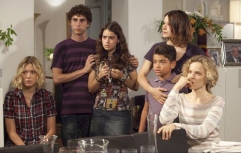 ASCOLTI TV DI DOMENICA 21 LUGLIO 2013: UNA GRANDE FAMIGLIA (14.52%) DOPPIA ZEN (7.23%). IN 3,5 MLN (23.81%) PER LA MOTOGP IN SECONDA SERATA