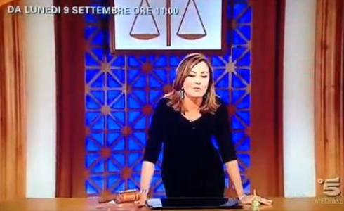 FORUM, IL PROMO CON TUTTO IL BRIO LA GRINTA E L’ENERGIA DI BARBARA PALOMBELLI (VIDEO)