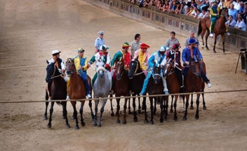 PALIO DI SIENA 2013 IN DIRETTA SU RAI5. RAI2 PREFERISCE I POLIZIESCHI ALL’ENNESIMA REPLICA
