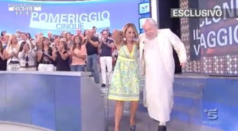 DMLIVE24: 6 SETTEMBRE 2013. PAOLO VILLAGGIO A POMERIGGIO 5: PER ESSERE ACCETTATO QUI BISOGNA AVER UCCISO IL PADRE E LA MADRE?