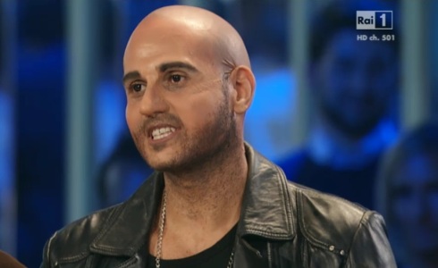 TALE E QUALE SHOW 3: ATTILIO FONTANA SPOPOLA E VINCE LA TERZA PUNTATA, SPARENDO DENTRO GIULIANO SANGIORGI