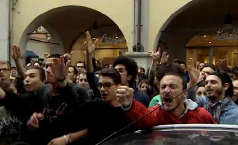 SERVIZIO PUBBLICO: SANTORO TORNA IL 26 SETTEMBRE. NEI PROMO, LA PIAZZA INFEROCITA E IL CANE DI SILVIO (VIDEO)