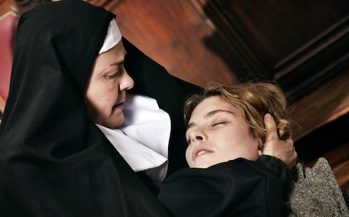 ASCOLTI TV DI LUNEDI 14 OTTOBRE 2013: ALTRI TEMPI (21.51%) STACCA SQUADRA ANTIMAFIA (17.09%). PECHINO EXPRESS NON SFONDA (6.8%)