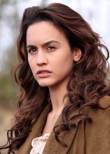 IL SEGRETO ANTICIPAZIONI: PEPA, DOPO LA VIOLENZA SUBITA, ACCETTA DI LASCIARE PUENTE VIEJO