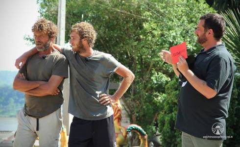 PECHINO EXPRESS 2: I LAUREATI VINCONO LA TAPPA ED ELIMINANO PADRE E FIGLIO SALVANDO I “FIGLI DI”