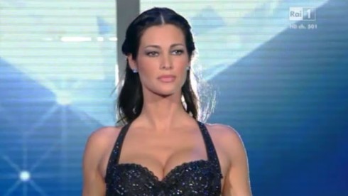 BALLANDO CON LE STELLE 2013: MANUELA ARCURI BALLA PER UNA NOTTE. E FABIO CANINO LE LANCIA UNA VELATA FRECCIATA AL VELENO