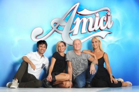 AMICI 13: SABATO 23 NOVEMBRE LA PRIMA PUNTATA SU CANALE 5. IL SEGRETO “CONGELA” IL DAYTIME CHE PARTE A GENNAIO.