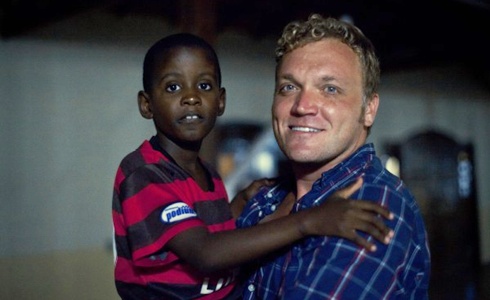 CASA DO MENOR – L’ALTRA FACCIA DEL BRASILE: LUCA ARGENTERO PRODUCE PER REAL TIME UN VIAGGIO TRA PROSTITUZIONE E SFRUTTAMENTO MINORILE