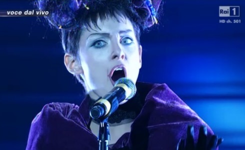 TALE E QUALE SHOW 3: VINCE LA FORNASIER VERSIONE ANNIE LENNOX. GRANDE PROVA A SORPRESA PER ROBERTA LANFRANCHI