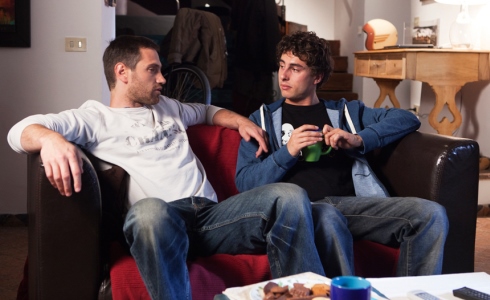 UNA GRANDE FAMIGLIA 2: L’ASSOCIAZIONE ITALIANA GENITORI CONTRO LA STORIA OMOSESSUALE DEL FIGLIO DI LAURA RENGONI