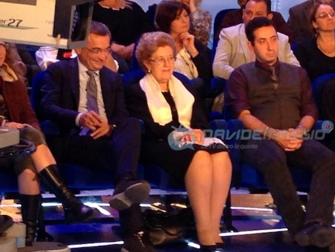 DMLIVE24: 6 NOVEMBRE 2013. LA PRESIDENTE RAI TARANTOLA NEL PUBBLICO DE LA VITA IN DIRETTA (FOTO)