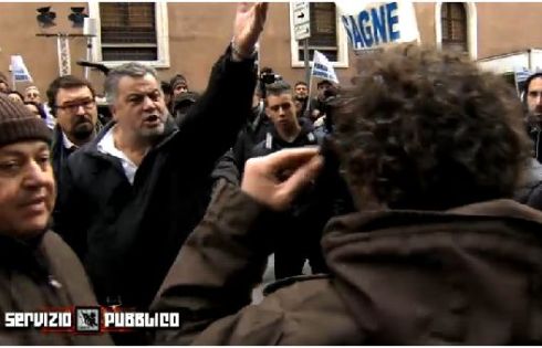 SERVIZIO PUBBLICO: AGGREDITA LA TROUPE DAVANTI A PALAZZO GRAZIOLI (VIDEO)