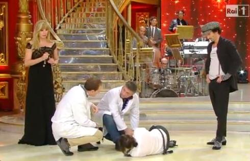 BALLANDO CON LE ST(AMP)ELLE: INFORTUNIO PER ANNA OXA (VIDEO E FOTO)