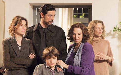 ASCOLTI TV DI GIOVEDI 7 NOVEMBRE 2013: BENE UNA GRANDE FAMIGLIA (21.37%), FLOPPANO I SOLITI IDIOTI (9.36%) BATTUTI DA SANTORO (11.16%)