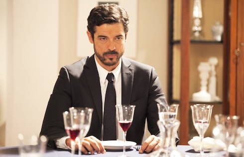 ASCOLTI TV DI GIOVEDI 28 NOVEMBRE 2013: IN 5,5 MLN PER UNA GRANDE FAMIGLIA 2 (20.75%), UN’ESTATE AL MARE SI ACCONTENTA DEL 14.22%. CRESCE SANTORO (13.15%) E LA7 E’ QUARTA RETE NELLE 24H