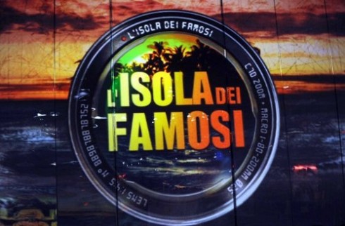 ISOLA DEI FAMOSI: EMANUELA FOLLIERO SI CANDIDA PER LA CONDUZIONE DEL DECENNALE (BEH VA BEH!). PERO’ CANALE 5 SE LA POTREBBE PURE PRENDERE…