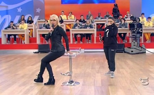 AMICI 13 – PUNTATA SABATO 14 DICEMBRE 2013: MARIA DE FILIPPI IMITA “VELENOSA” LE SUE COLLEGHE. FUORI VINCENZO, DENTRO ALESSIO