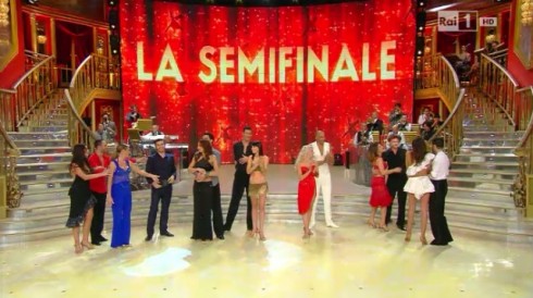 BALLANDO CON LE STELLE 2013, SEMIFINALE: FUORI GIGI MASTRANGELO (E ANNA OXA). FINALE A SEI COPPIE