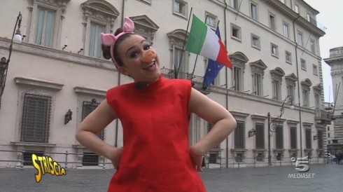 PEPPA PIG DEBUTTA A STRISCIA LA NOTIZIA: VALERIA – SENZA KATIA – NUOVA INVIATA NEI PANNI DELLA MAIALINA CARTONATA