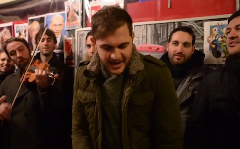 FESTIVAL DI SANREMO 2014: RENZO RUBINO ACCENNA LA SUA CANZONE DA FIORELLO (VIDEO). RISCHIO SQUALIFICA? NO, E’ UNA BUFALA