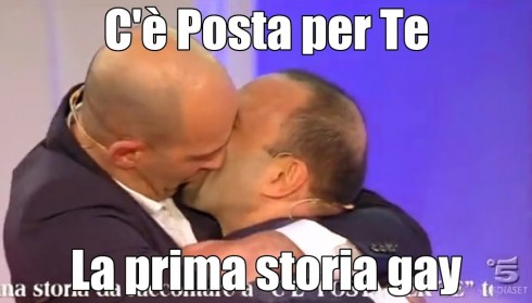 MARIA DE FILIPPI SDOGANA LE STORIE GAY A C’E’ POSTA PER TE. TESTIMONE LAURA PAUSINI