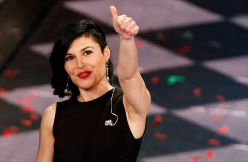 FESTIVAL DI SANREMO 2014: GIUSY FERRERI VESTE… SIMONA VENTURA