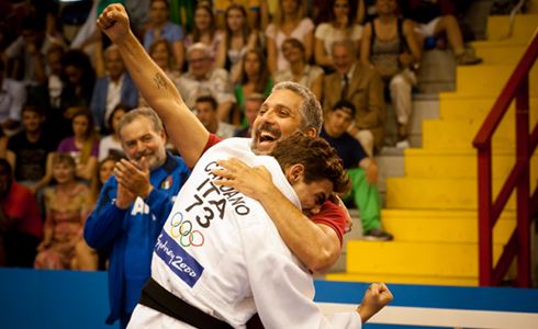L’ORO DI SCAMPIA: LA STORIA DI RISCATTO DI GIANNI E PINO MADDALONI RIVIVE CON BEPPE FIORELLO SU RAI 1