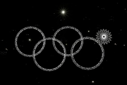 SOCHI 2014: LA TV RUSSA MANDA IN ONDA UNO SPEZZONE REGISTRATO DELLA CERIMONIA D’APERTURA PER COPRIRE L’INCIDENTE DEL QUINTO CERCHIO OLIMPICO