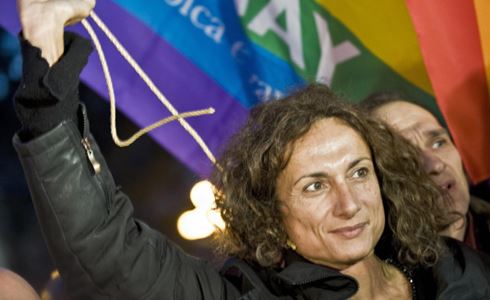 VLADIMIR LUXURIA ARRESTATA (E GIA’ RILASCIATA) A SOCHI MENTRE SVENTOLAVA UNA BANDIERA ARCOBALENO