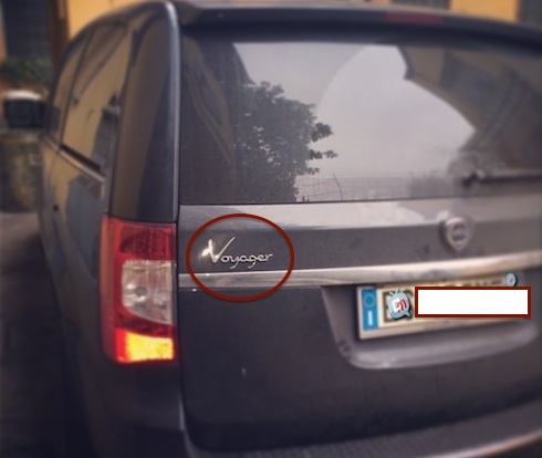 DMLIVE24: 2 FEBBRAIO 2014. L’AUTO DELLA PRODUZIONE DI MISTERO E’ UN… VOYAGER!