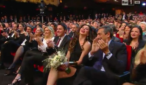 alba parietti prende il bouquet festival di Sanremo 2014