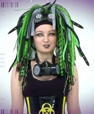 DIRE, FARE, BACIARE ITALIA: LA FIERA DEGLI ECCESSI CHE PUO’ STRAPPARTI UN SORRISO. MA CARLA GOZZI DOV’E’?