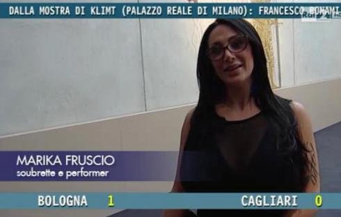 LE “ARTI ARTISTICHE” DI MARIKA FRUSCIO A QUELLI CHE IL CALCIO. E FRANCESCO BONAMI SI PRESTA AL SIPARIETTO TRASH