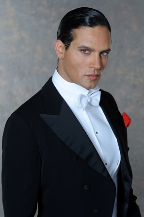 RODOLFO VALENTINO – LA LEGGENDA: ECCO LA SCENA DI GABRIEL GARKO NUDO SENZA TAGLI (VIDEO)